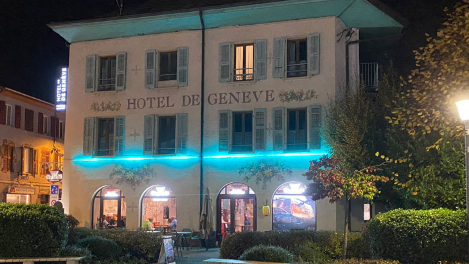 façade hôtel de Genève de nuit