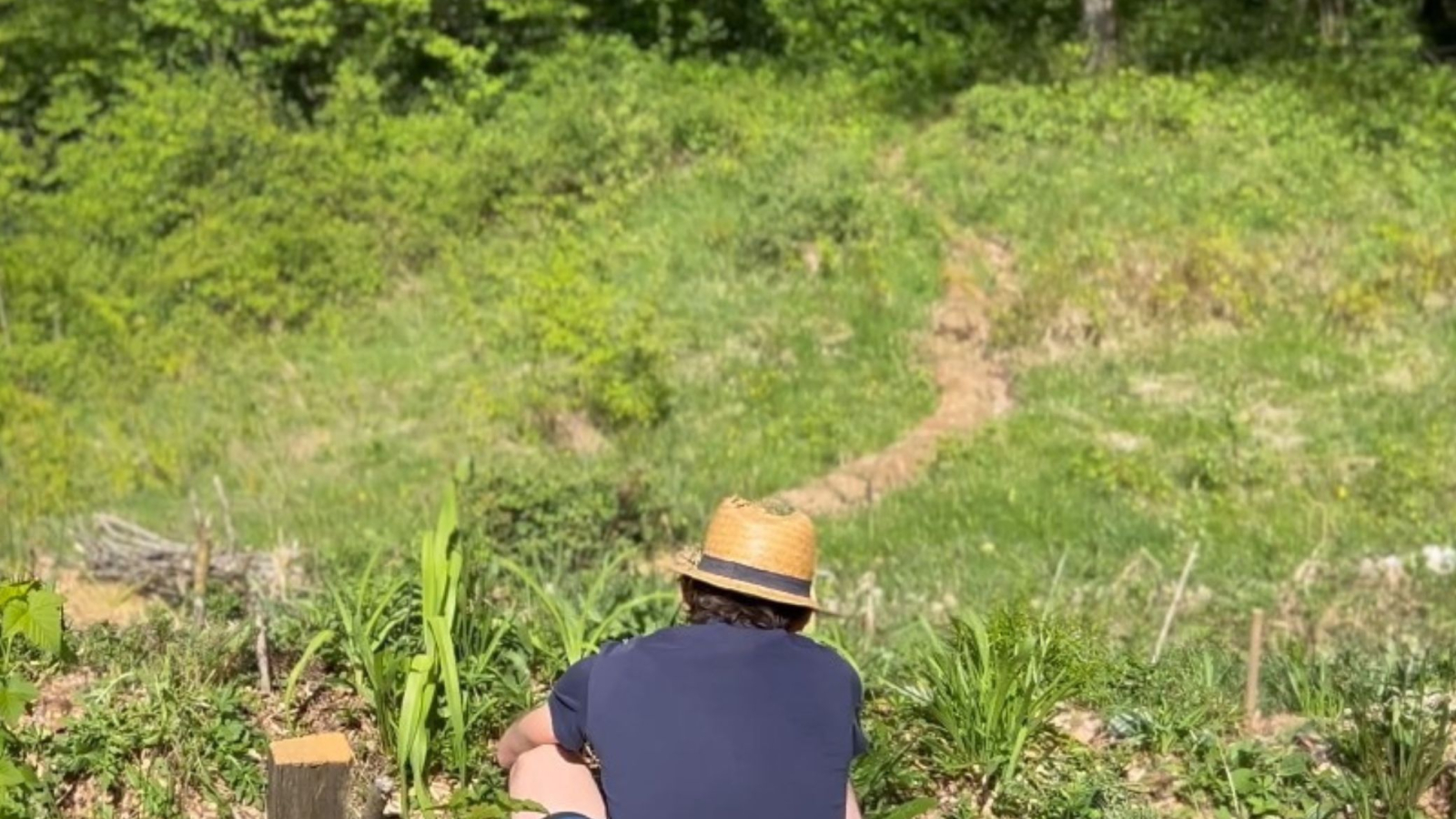 arnaud en plein jardinage de dos