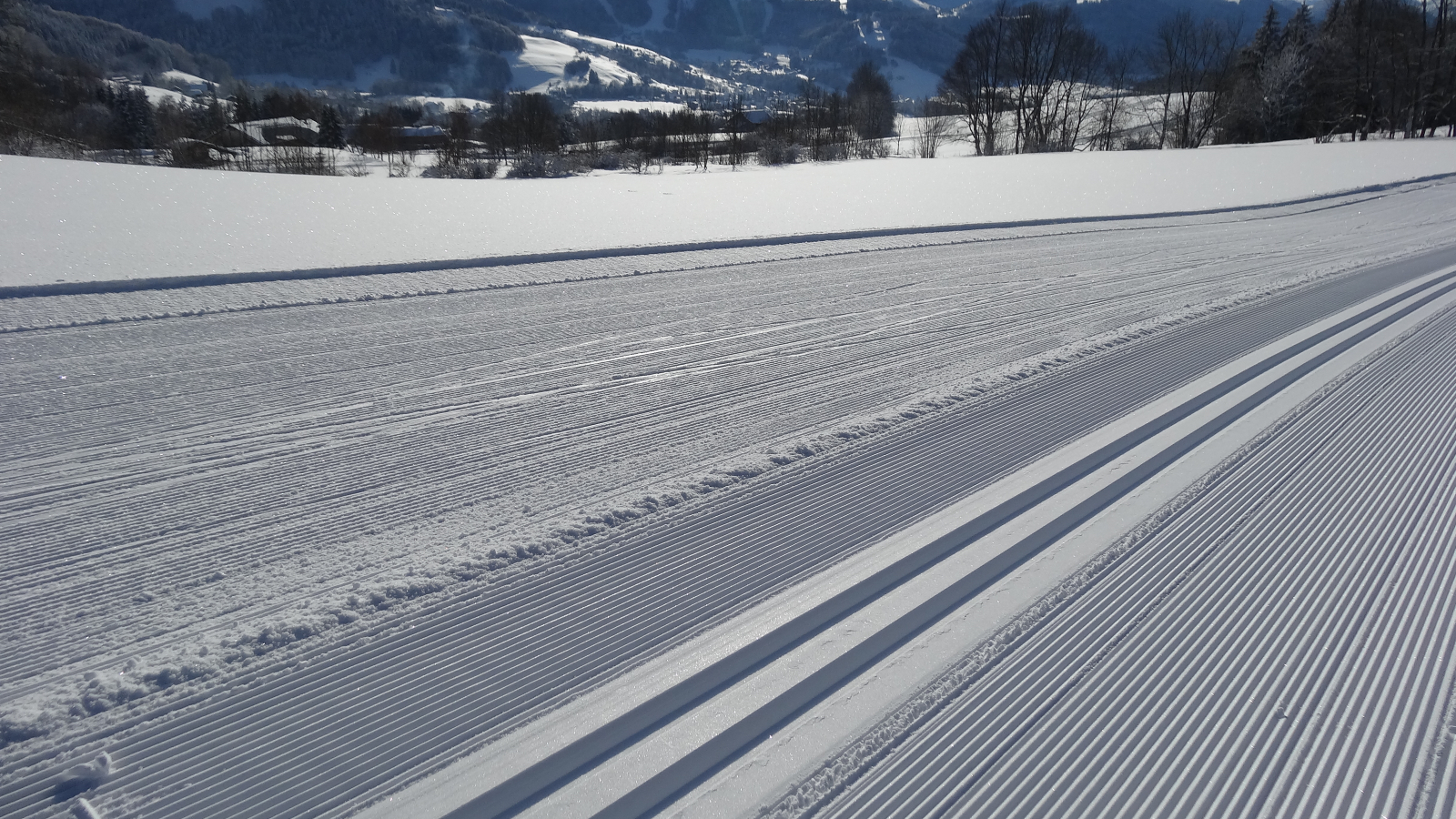 pistes tracées avec vue sur la montagne d'Hirmentaz et Habère-Poche