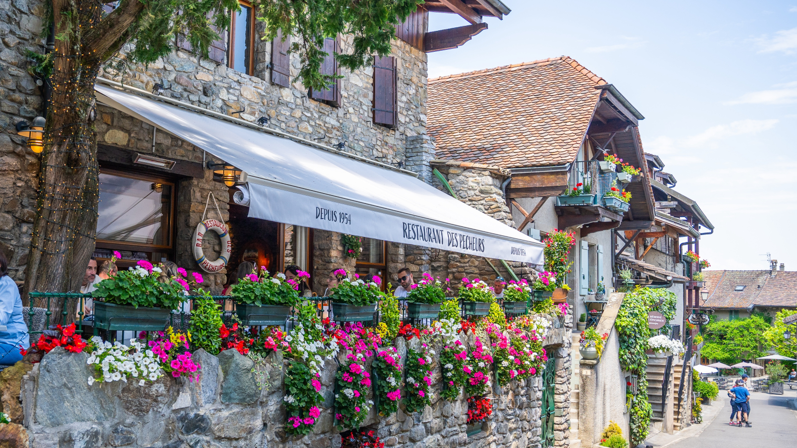 terrasse du bar restaurant des pêcheurs à yvoire