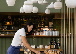 Serveuse préparant le brunch du café A