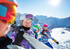 Skieurs avec les skis sur l'épaule