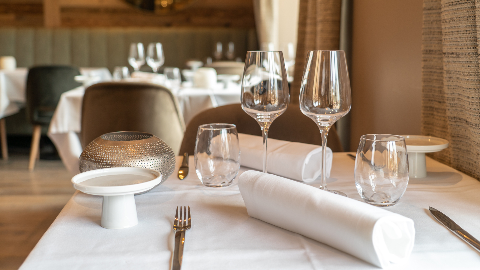 Table dressée pour 2 personnes avec nappe blanche et verre à vin