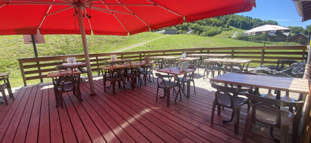 Notre vaste terrasse vous accueille pour profiter de votre pause