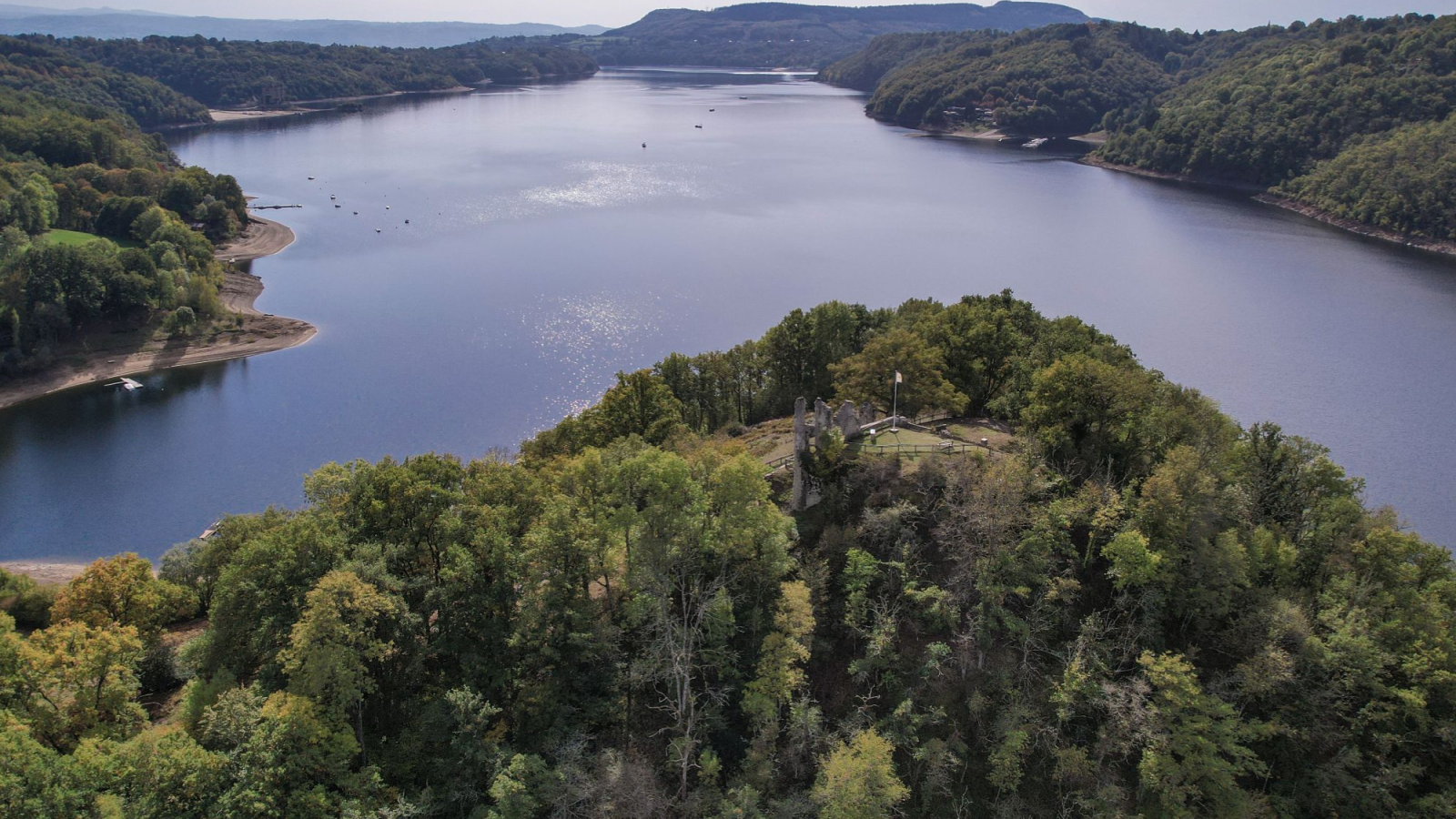Les ruines de Thynières et la retenue de Bort-les-Orgues