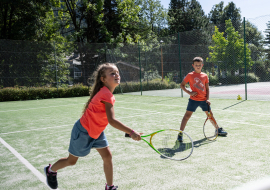photo de 2 enfants en train de jouer au tennis