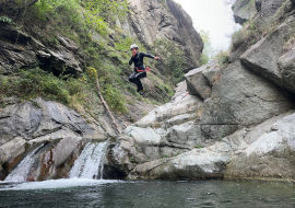 Saut depuis un rocher