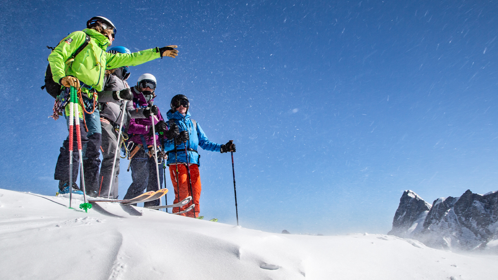 Skieurs au départ de leur descente