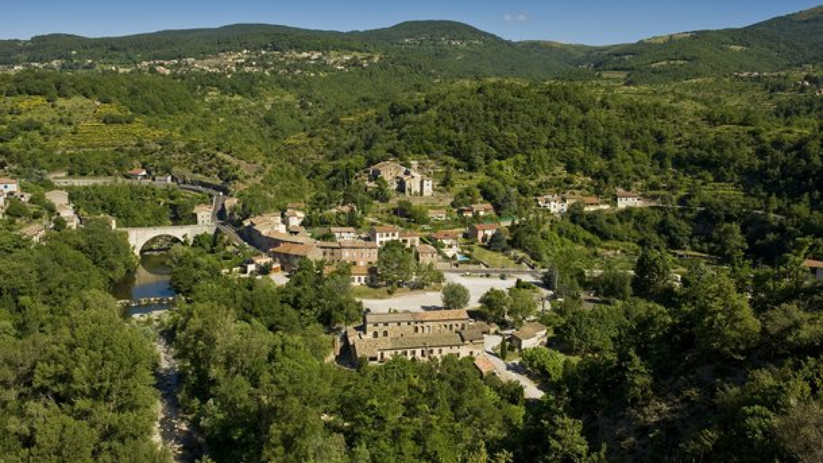 Le village charmant de Coux en Ardèche !