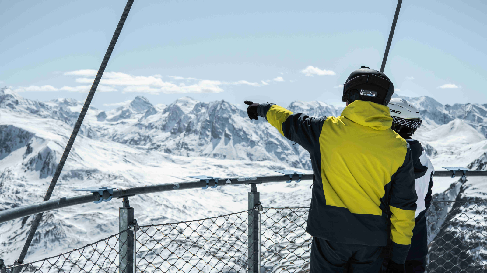 Regards sur les montagnes enneigées depuis la table d'orientation