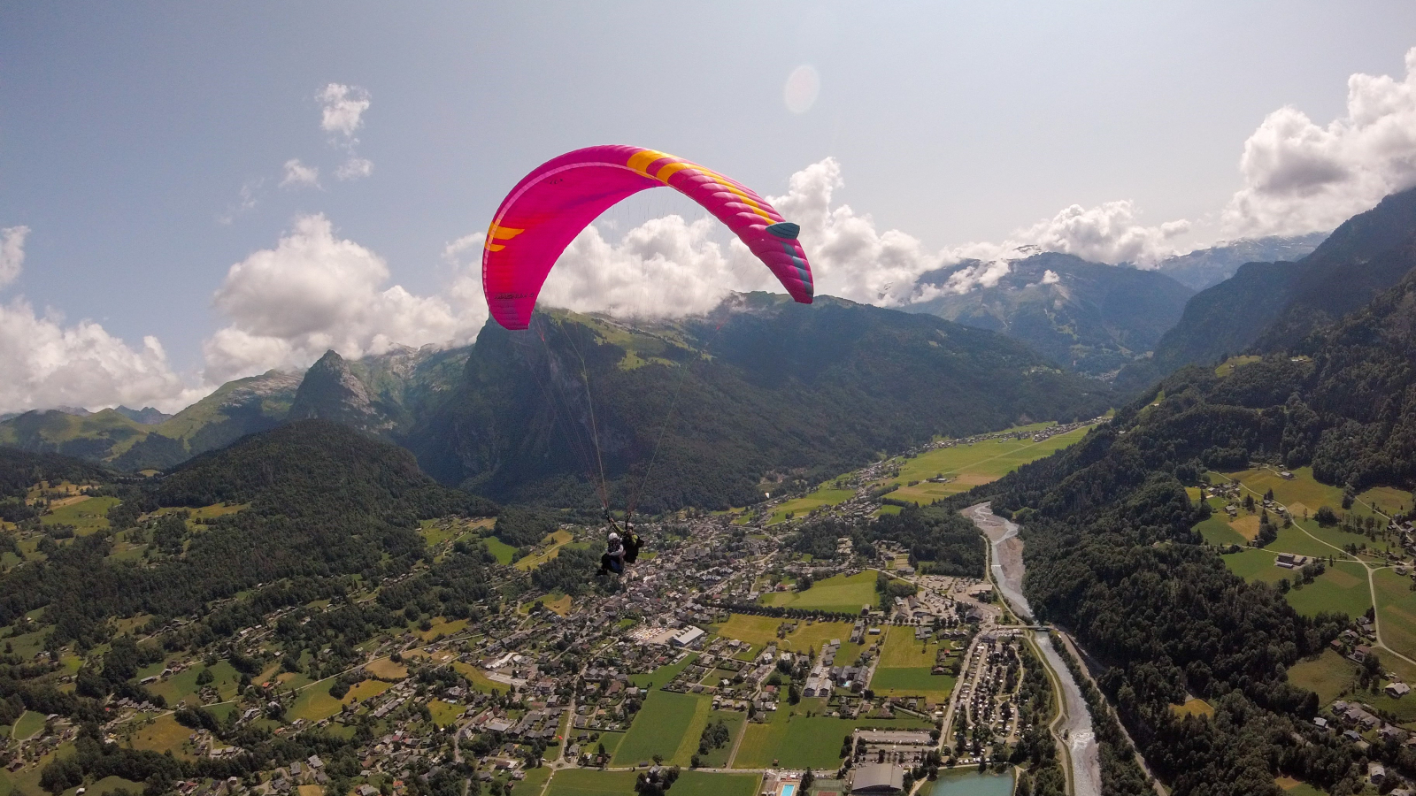 Biplace au dessus de la vallée