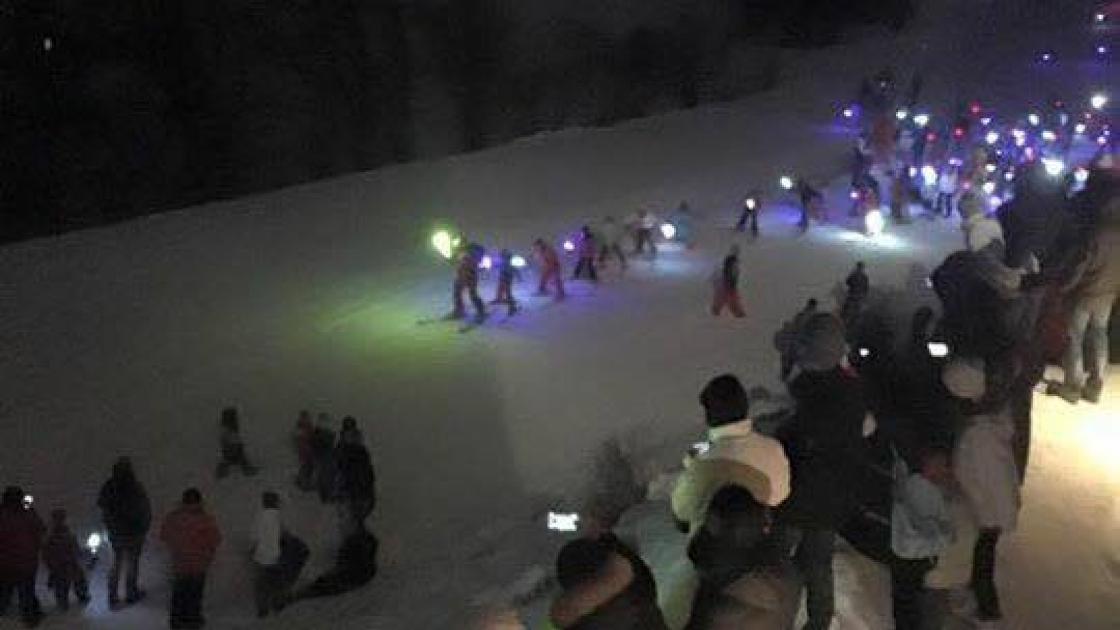 descente aux flambeaux des enfants