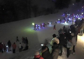 descente aux flambeaux des enfants