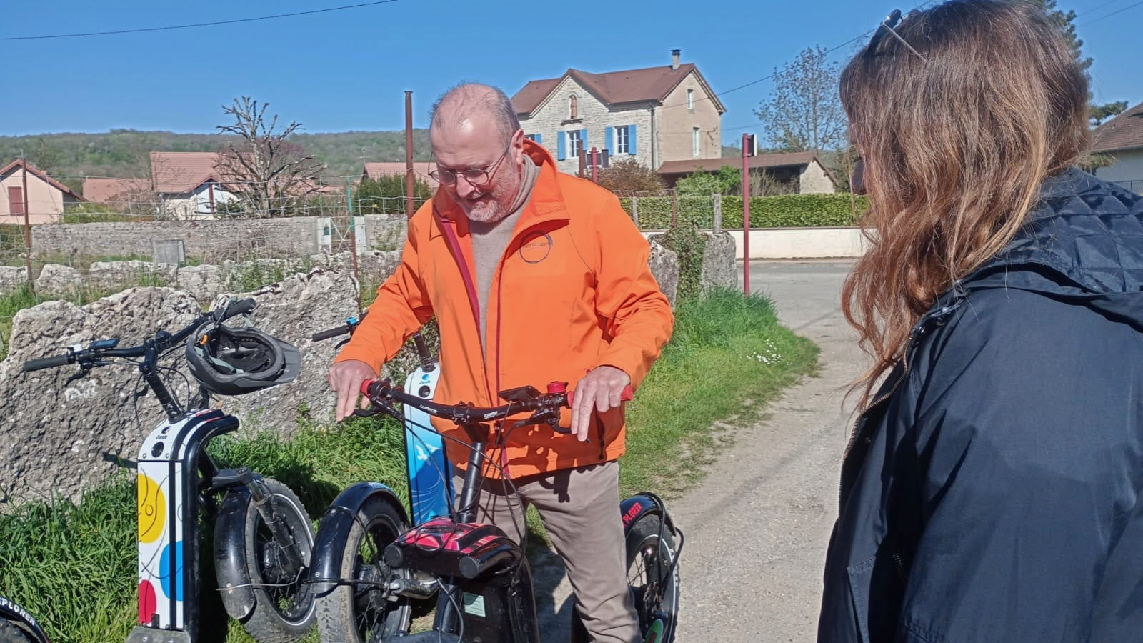 Luc Genevrier, gérant de Trott’Explorer, au départ du circuit en trottinette électrique