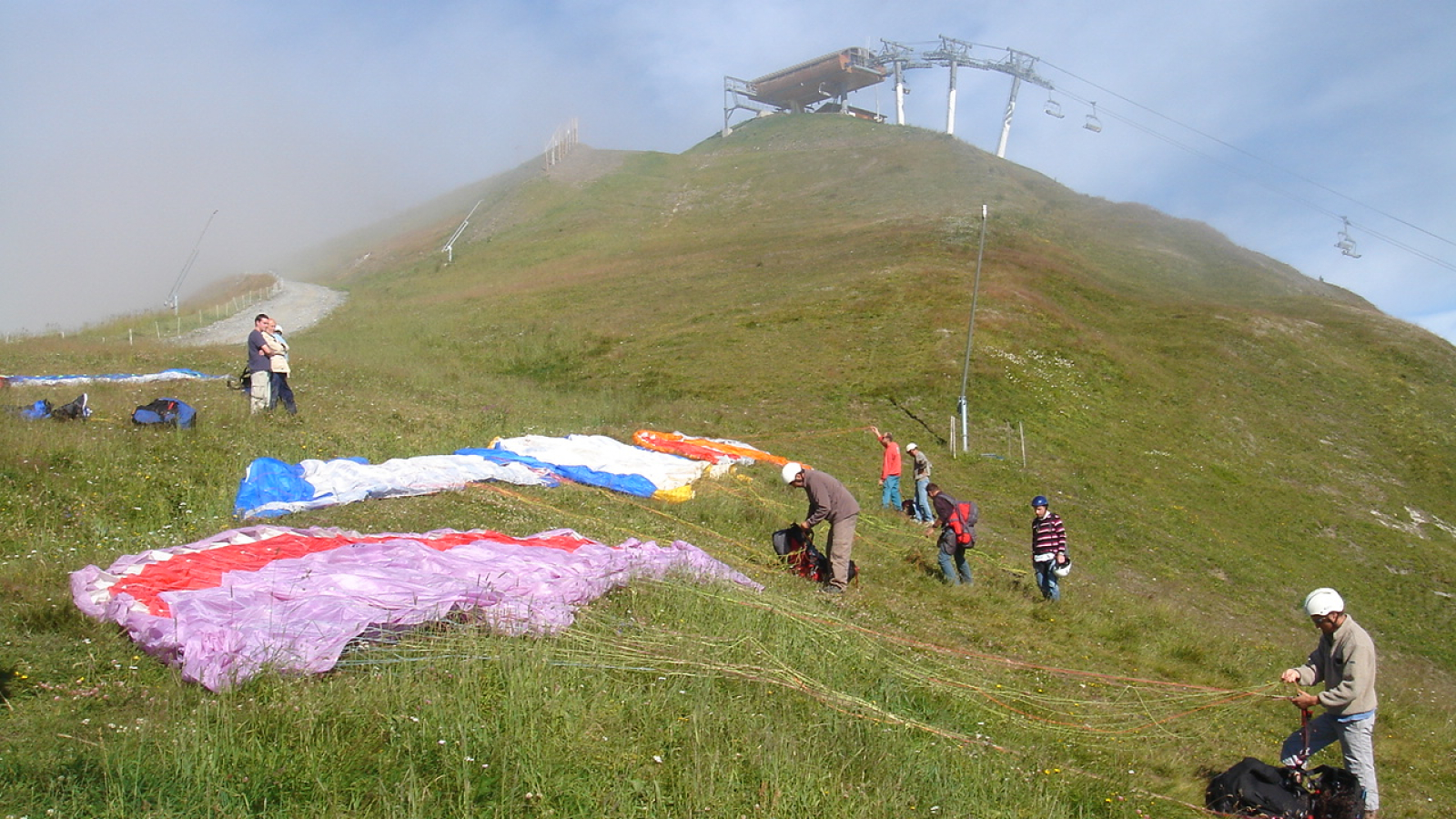 Préparation avant le décollage en parapente @LaToussuire