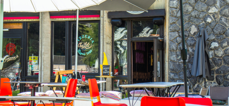 Front of the restaurant with its outdoor terrace