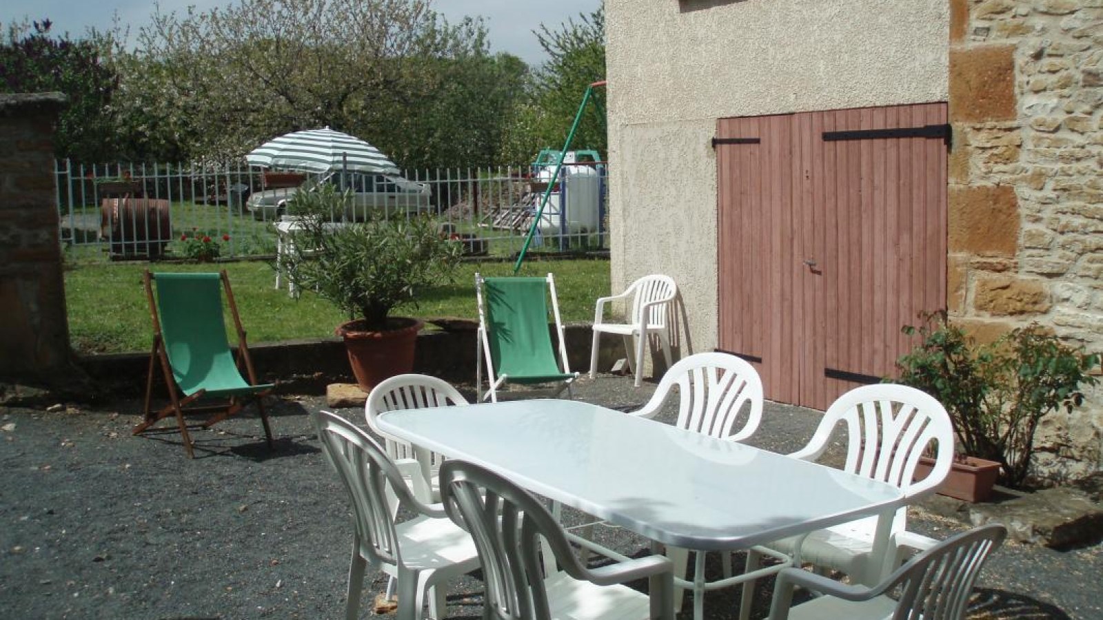 Gîte 'Le Fleury' à Marcy, dans le Beaujolais - Rhône : cour et salon de jardin.