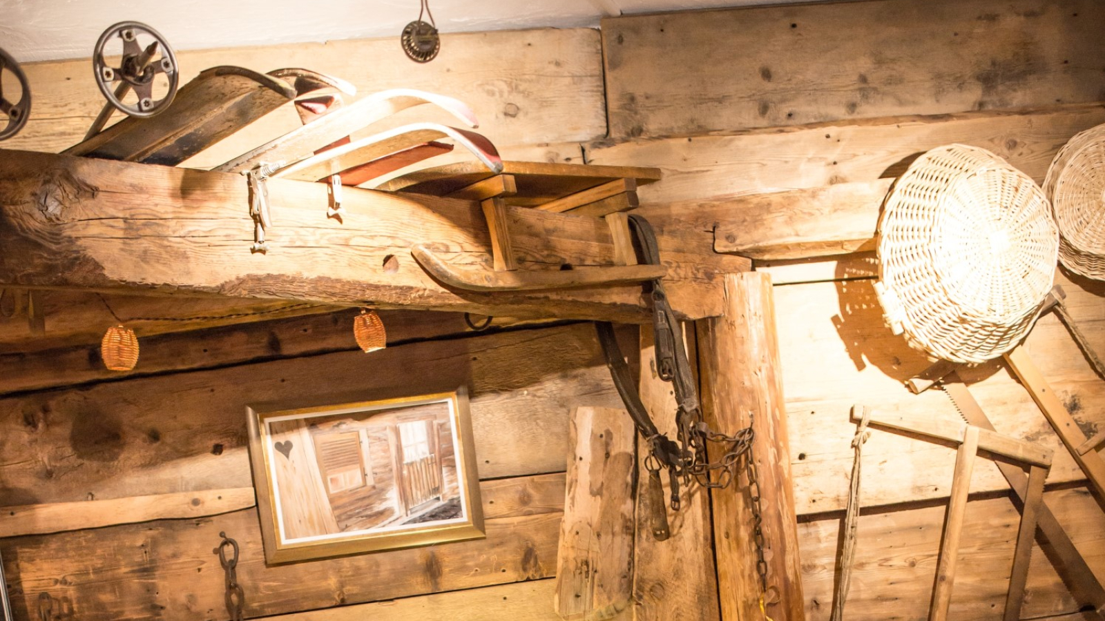 Décoration avec objets anciens (luge, skis, paniers...)