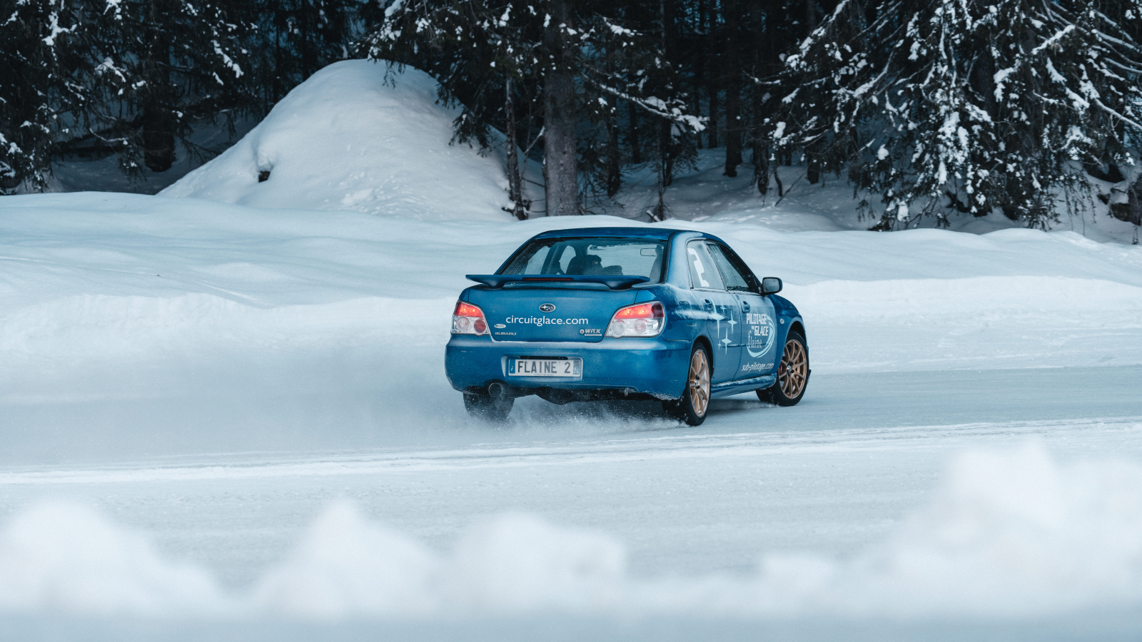 Subaru sur le circuit de glace vue de derrière