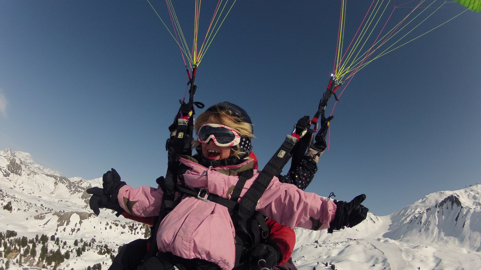 un enfant en vol parapente biplace avec AIR La Plagne