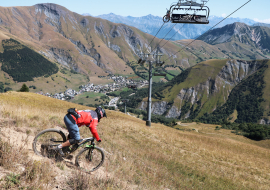 VTTiste avec Saint Sorlin d'Arves en arrière plan