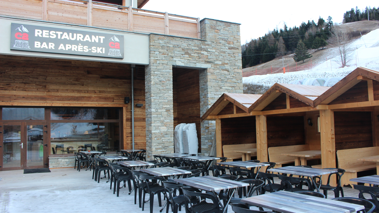 La terrasse et ses cabanes