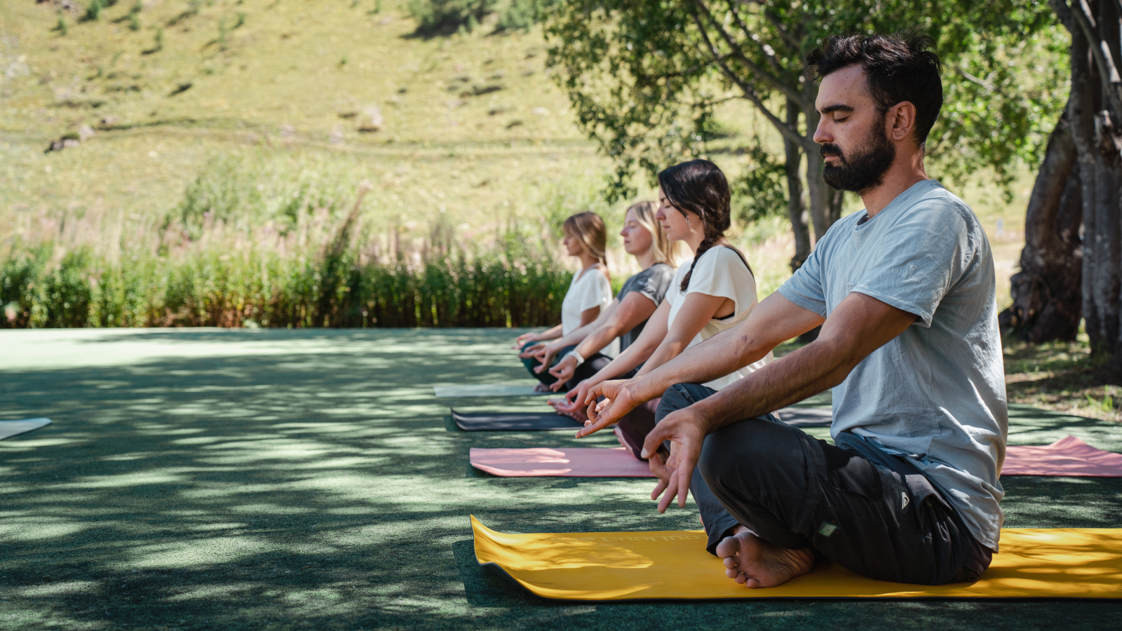 Cours de yoga en plein air dans la Vallée du Manchet à Val d'Isère en été