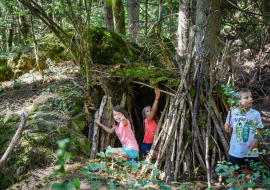 groupe d'enfants en train de construire une cabane