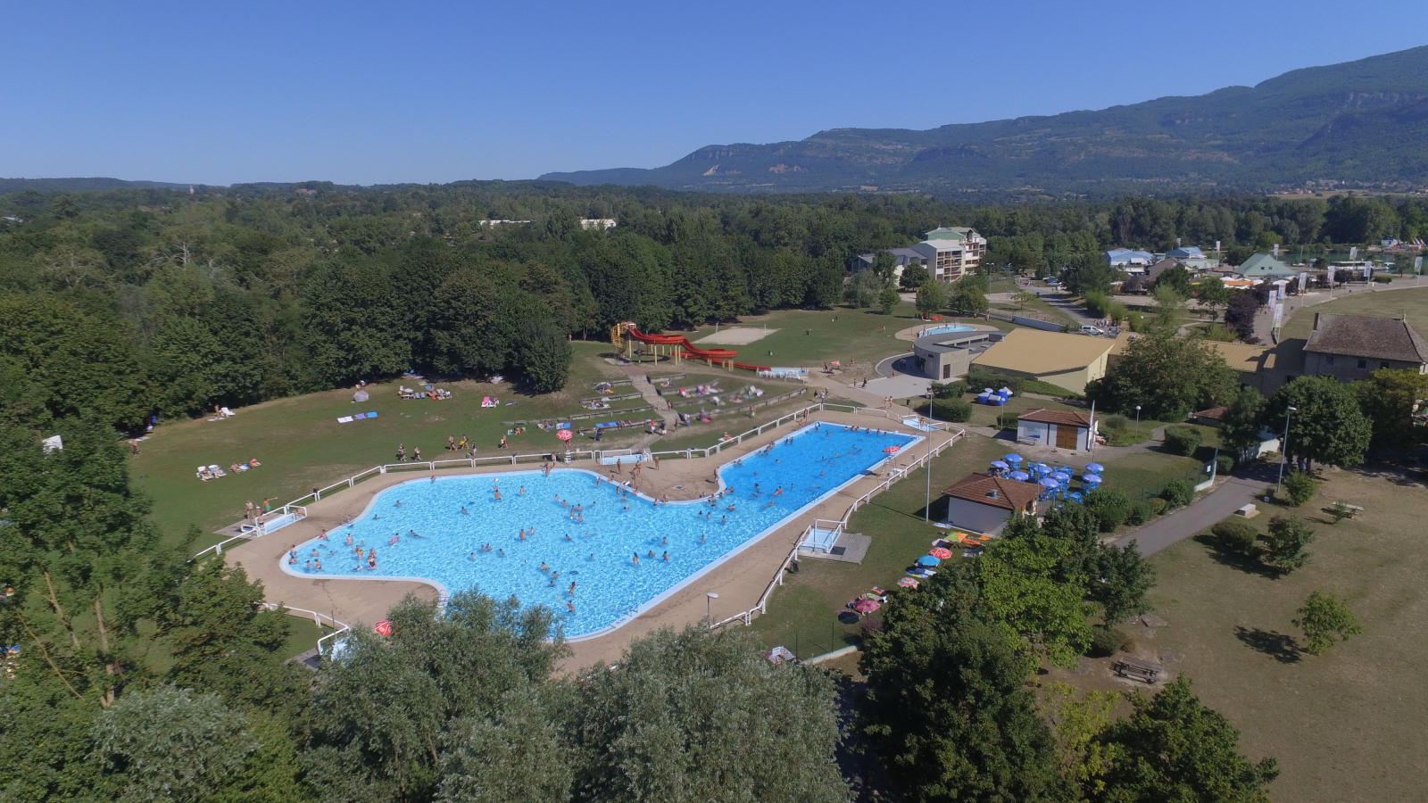 Bassin extérieur de 1200m² - Aquaparc de la base de loisirs de la Vallée Bleue - Montalieu-Vercieu - Balcons du Dauphiné - Nord-Isère - à moins d'une heure de Lyon