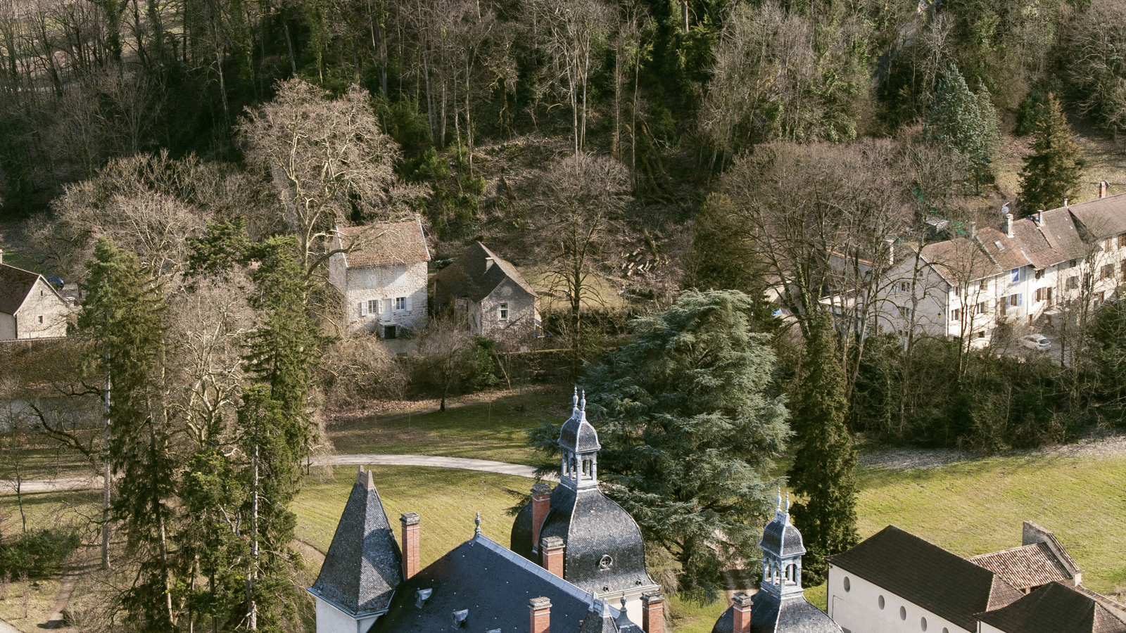 Vue aérienne de Vertrieu, cité médiévale - Balcons du Dauphiné - Nord-Isère - à moins d'une heure de Lyon