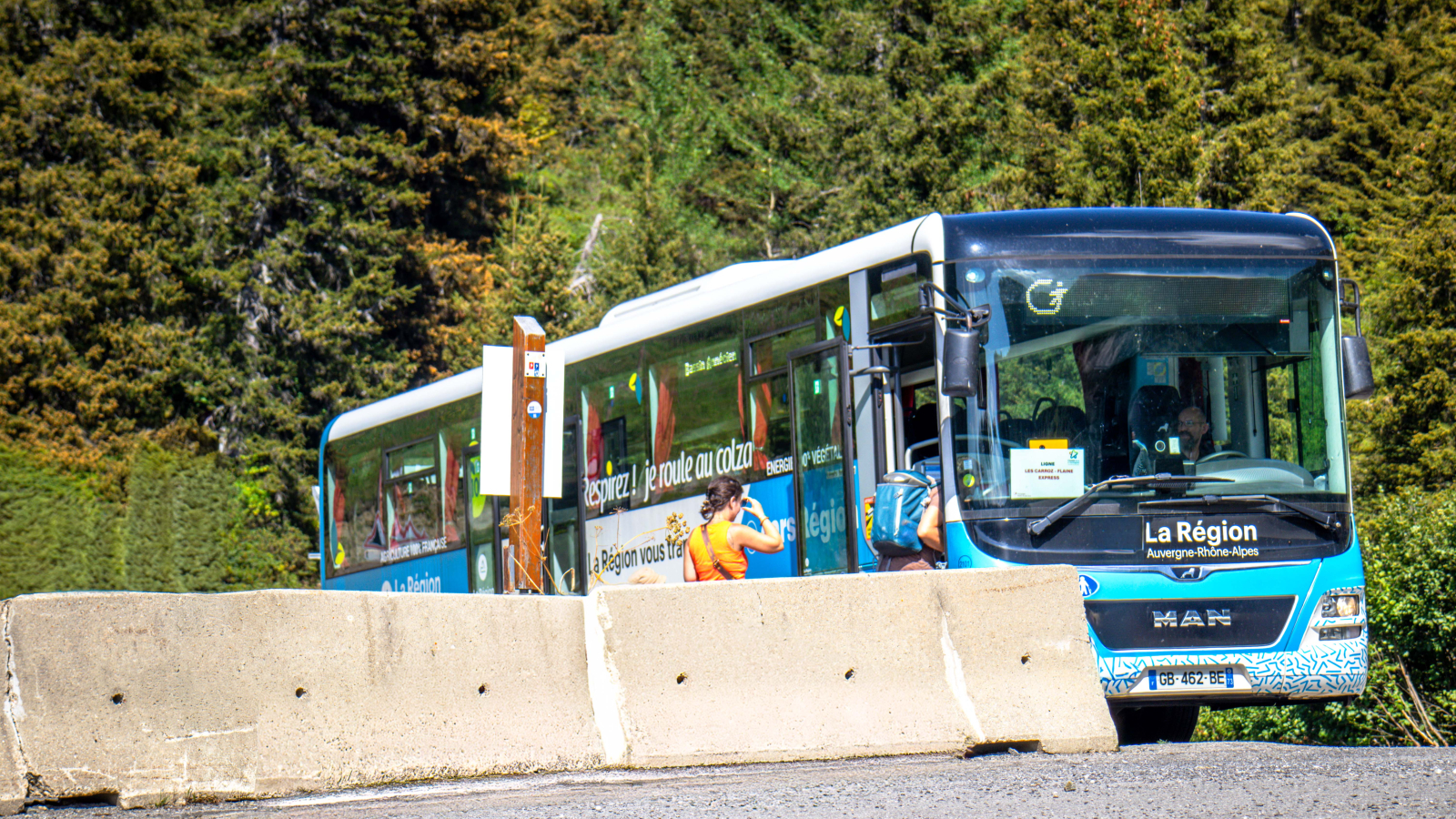 The arrival of the shuttle at the Vernant stop