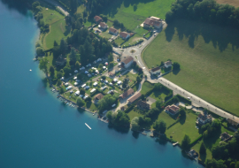 Vue aerienne de la base d'aviron à côté du camping Paladru