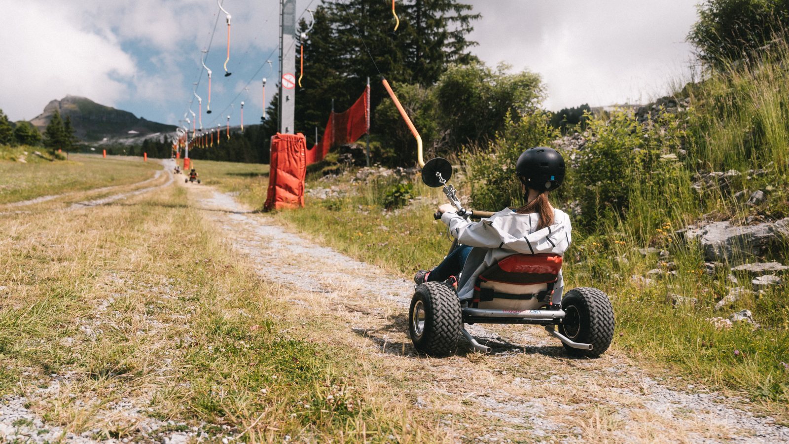 Un kart remonté à l’aide d’un téléski