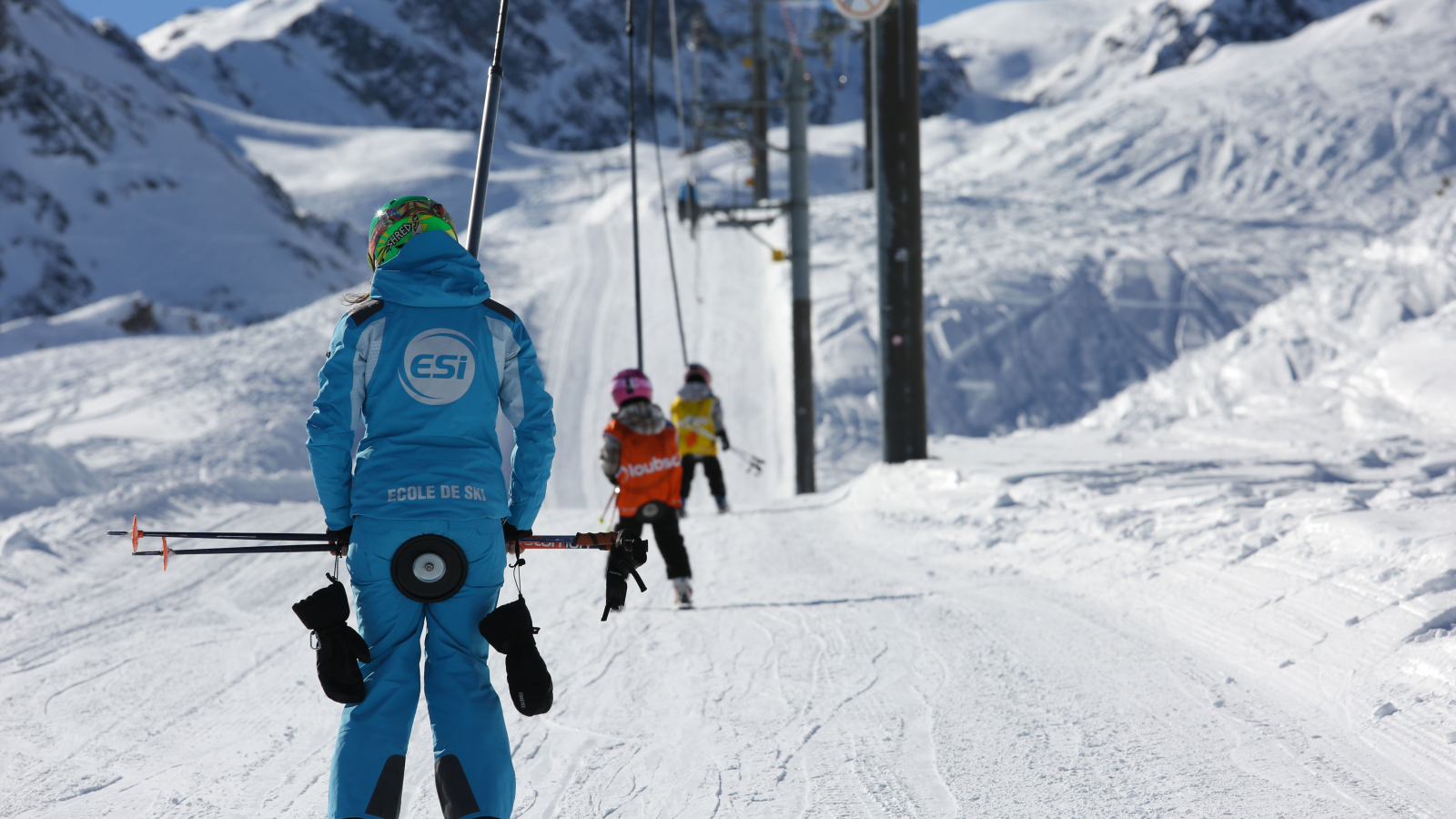 Cours individuels pour enfants en train de prendre un téléski