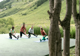 Cours de fitness dans la Vallée du Manchet à Val d'Isère en été