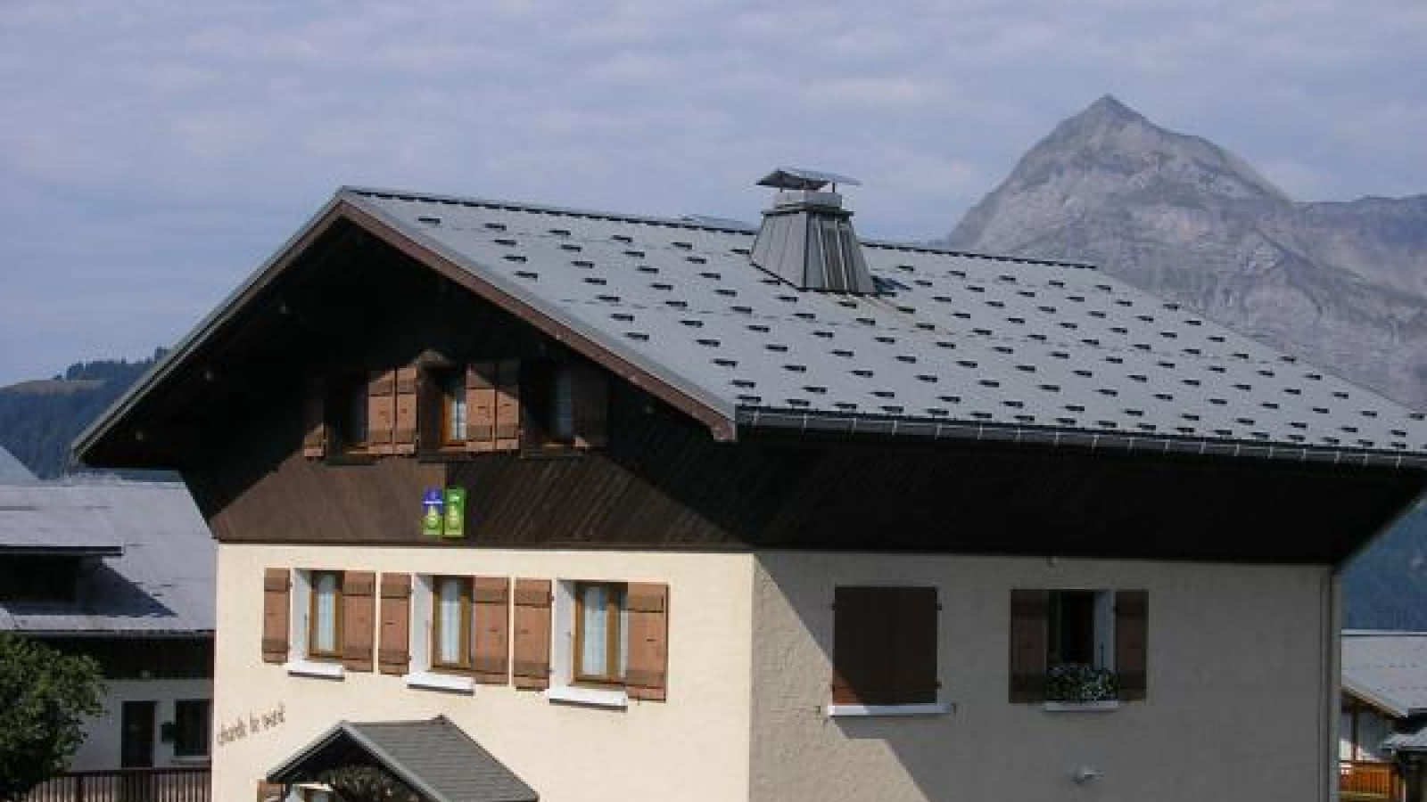 VUE DU CHALET'CHANTE LE VENT' L'ETE avec départ pour les randonnées pédestres.