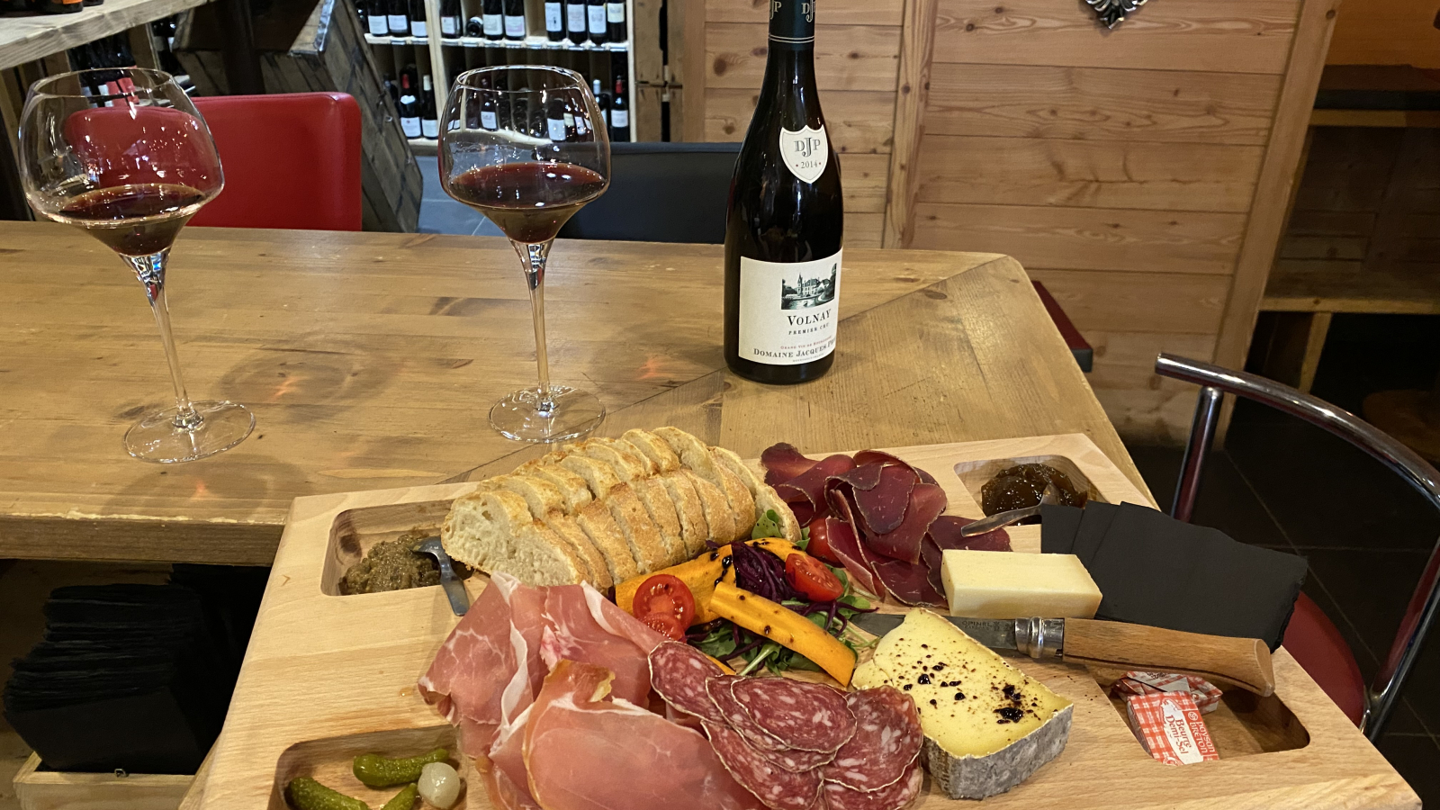 Planche Charcuterie - La Cave sur le comptoir