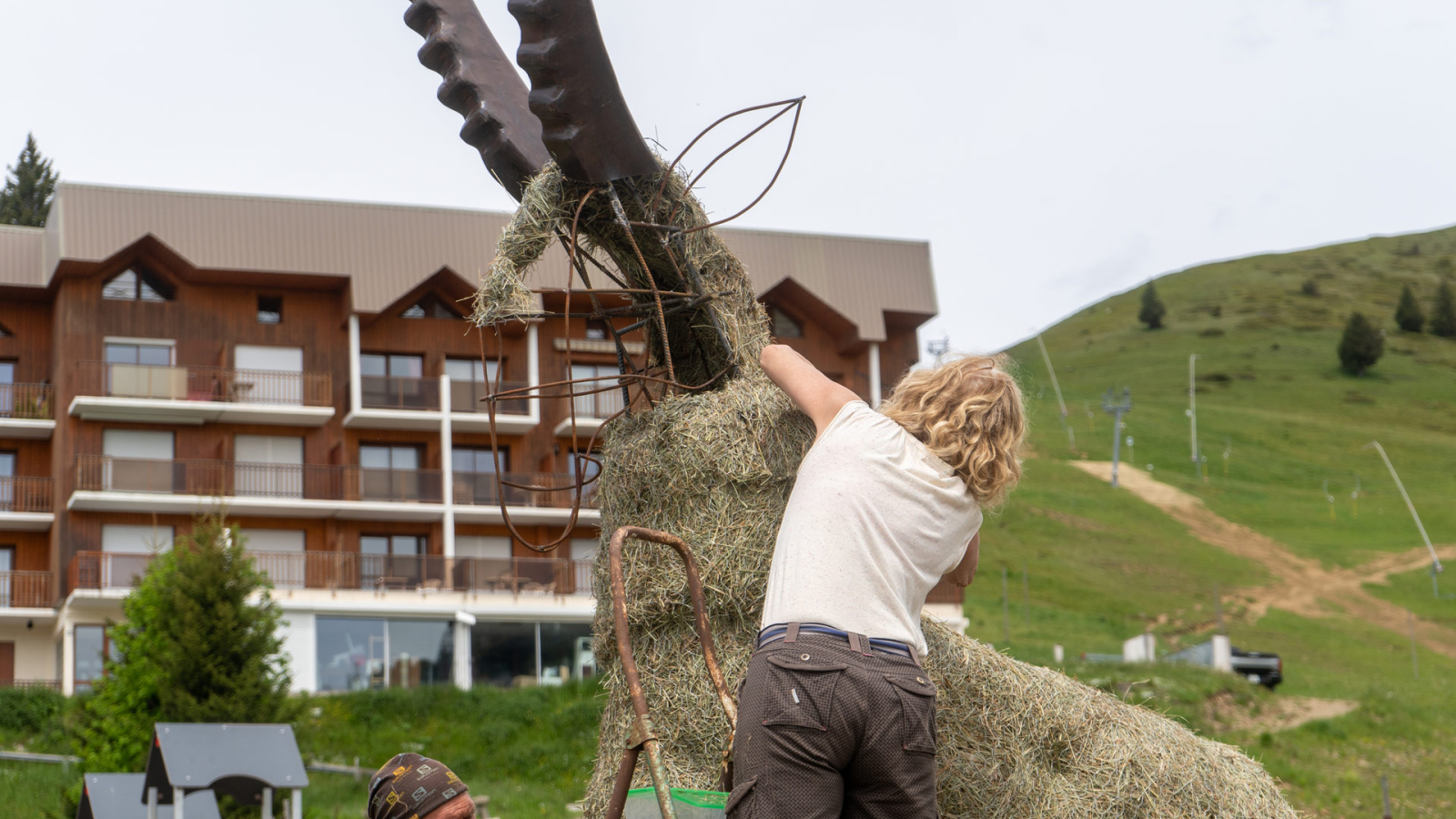 Photo realization sculture bouquetin en paille Chamrousse