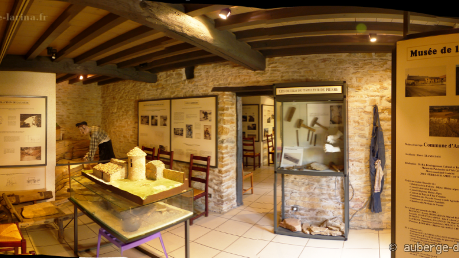 Salle du musée consacrée à la présentation de la pierre locale