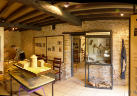 Salle du musée consacrée à la présentation de la pierre locale