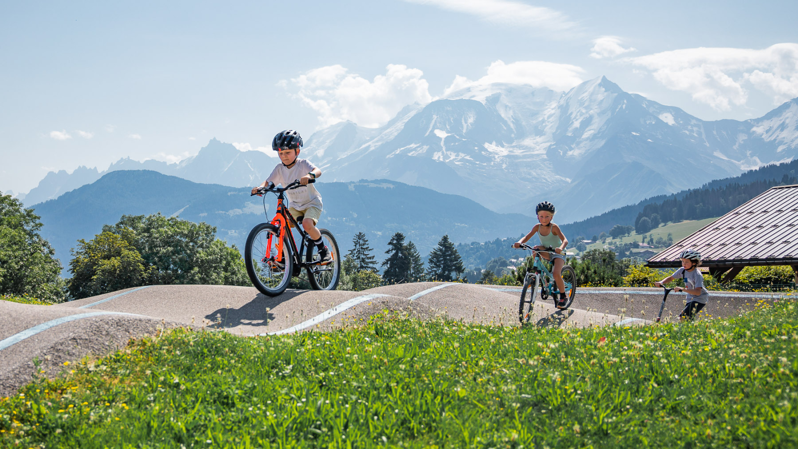 enfants en vélo devant le mont-blanc