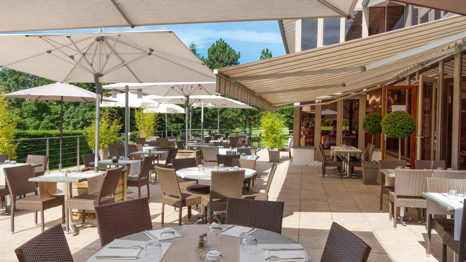 La terrasse du restaurant en pleine nature au Golf du Clou