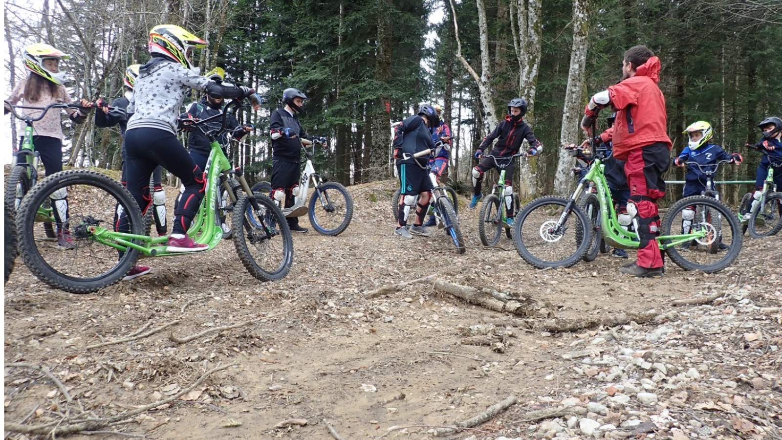 Groupe lors d'une descente Trottinette tout terrain - Balcons du Dauphiné