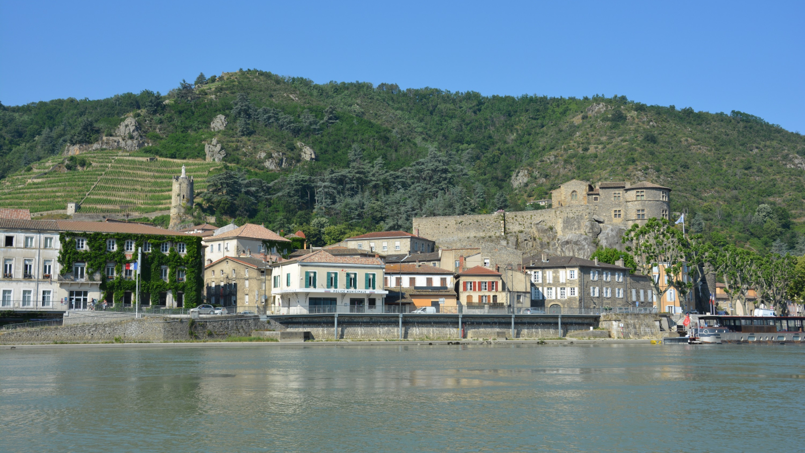 Vue sur le Château de Tournon