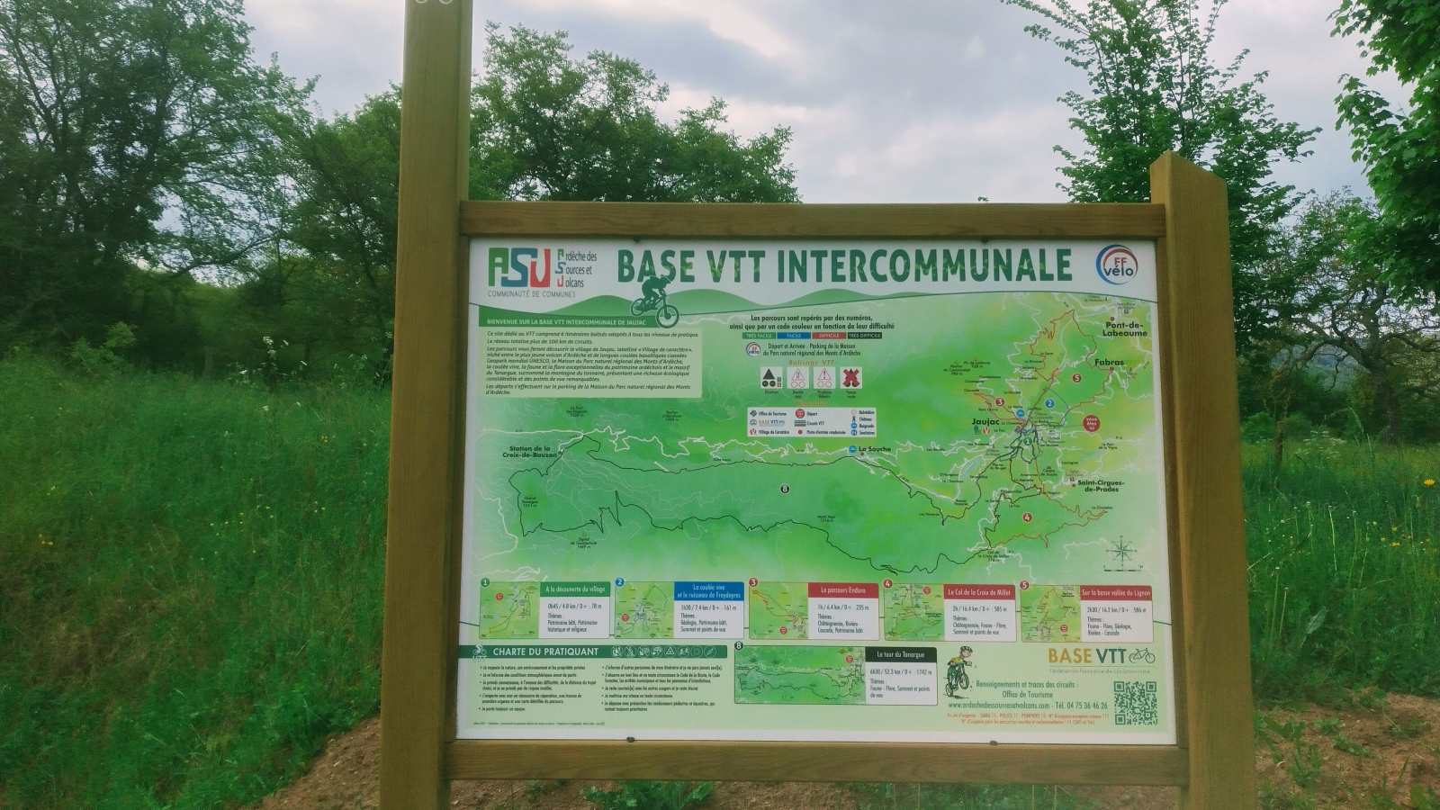 Panneau des parcours de la base vtt à Jaujac