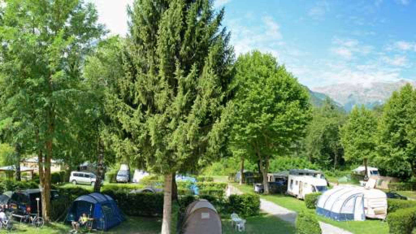 Emplacements ombragés et au soleil avec tentes et caravanes