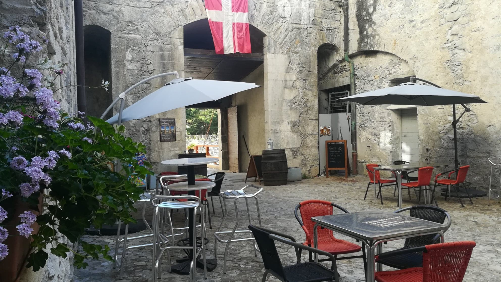 Courtyard terrace of the bar-snack La Gamelle du Soldat