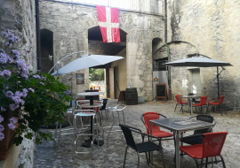 Courtyard terrace of the bar-snack La Gamelle du Soldat