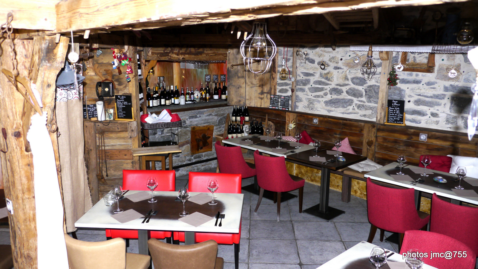 La salle et le bar en pierre