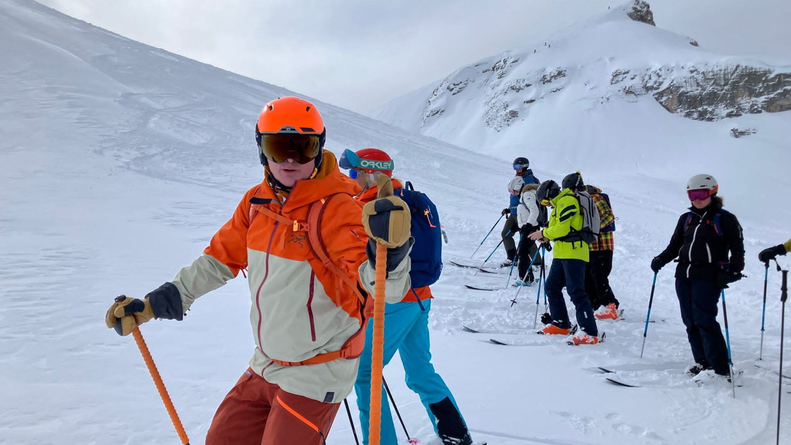 Guided downhill skiing with the possibility of off-piste skiing